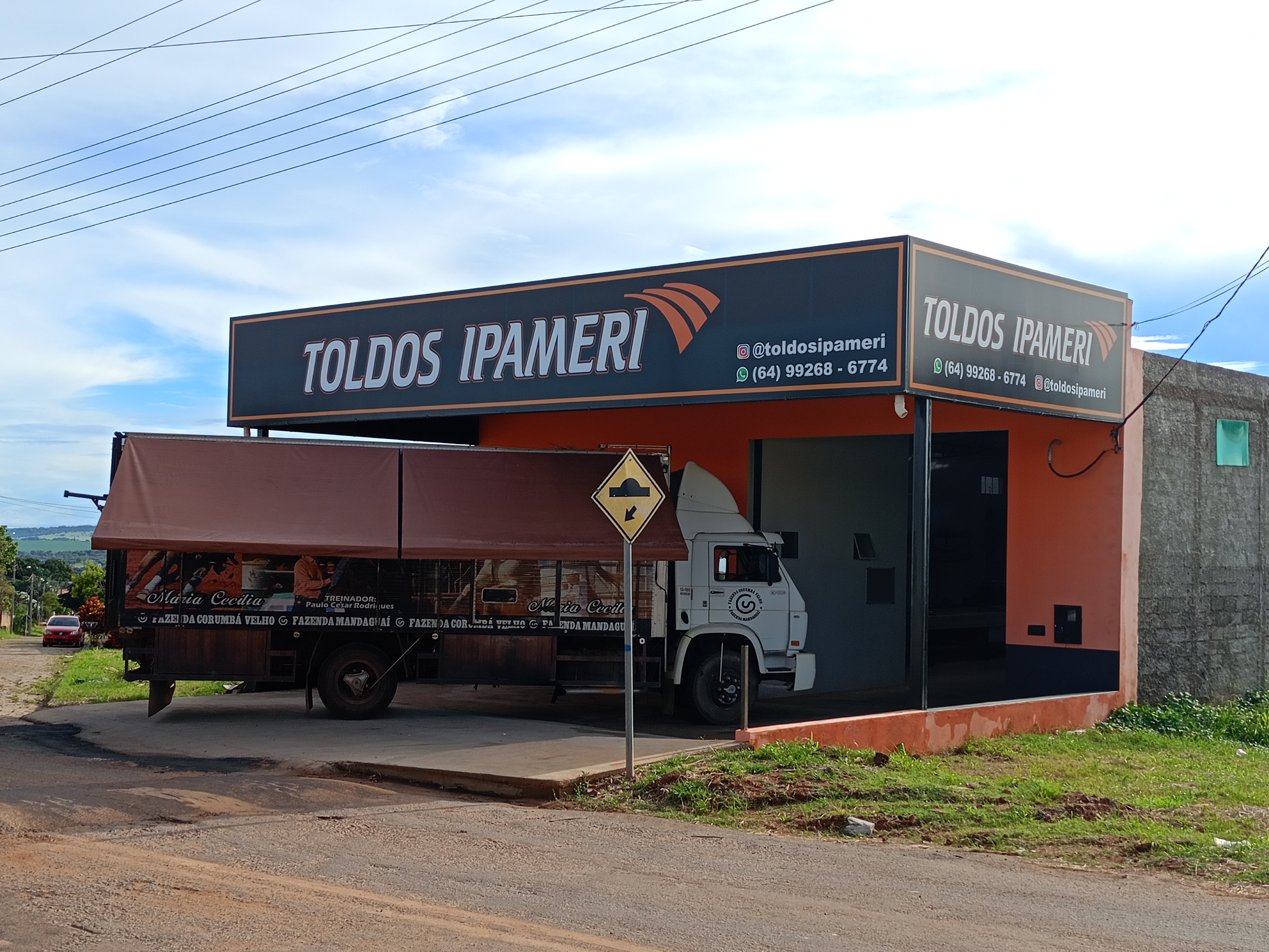 Cobertura branca instalada em área externa