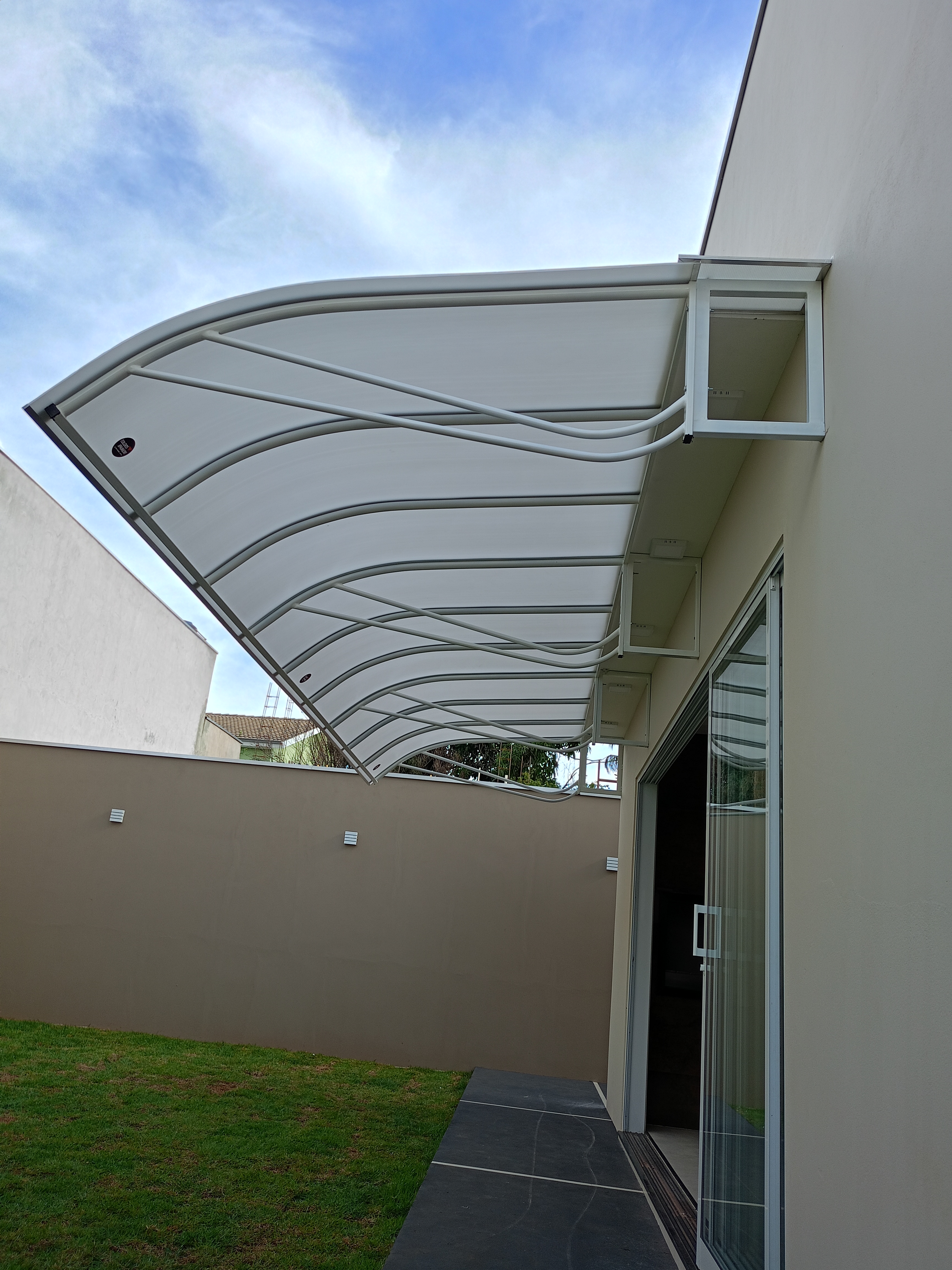 Toldo retrátil lateral instalado em varanda