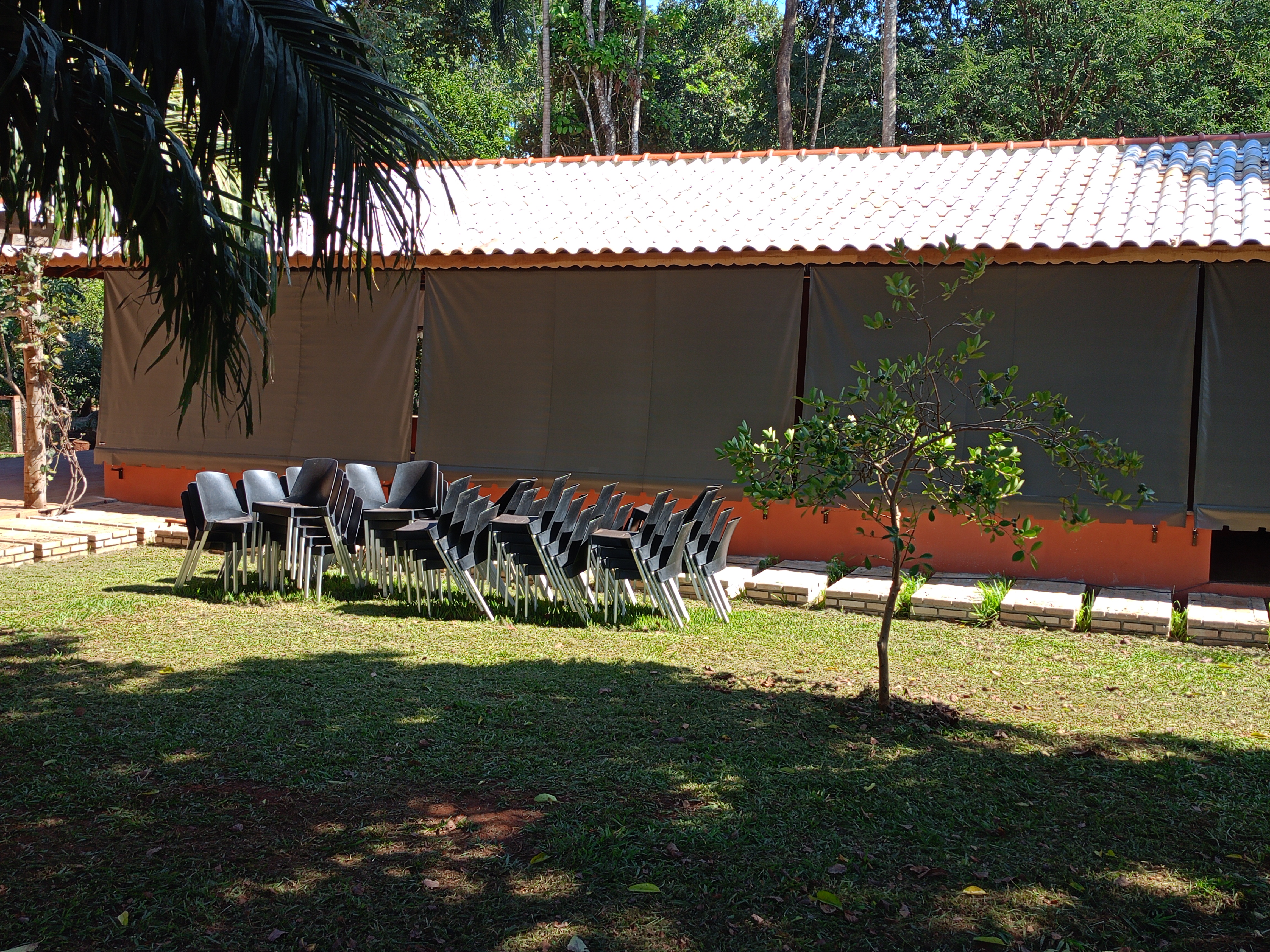 Toldo fixo cinza para área ampla