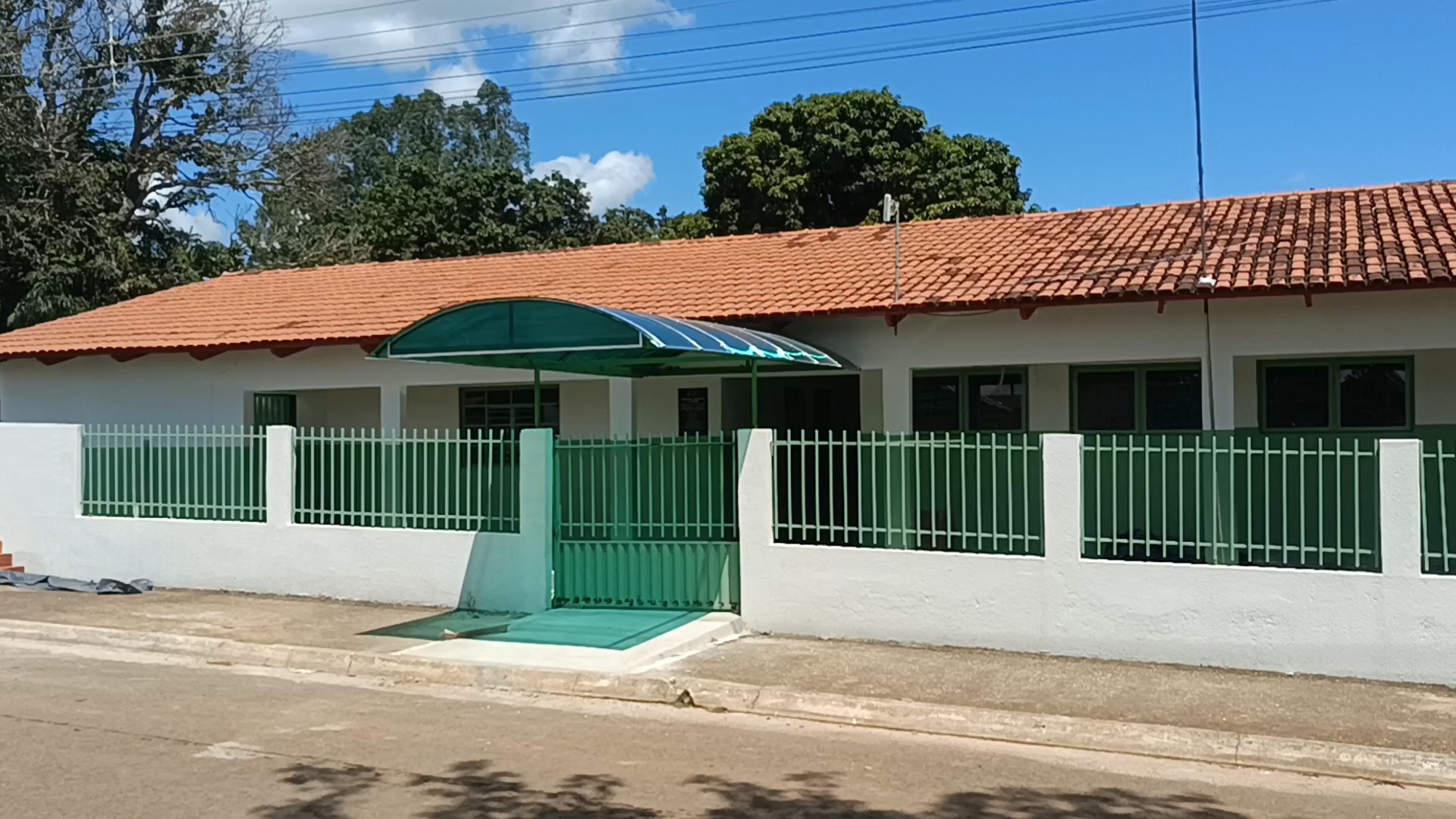 Cobertura verde em fachada vista de frente